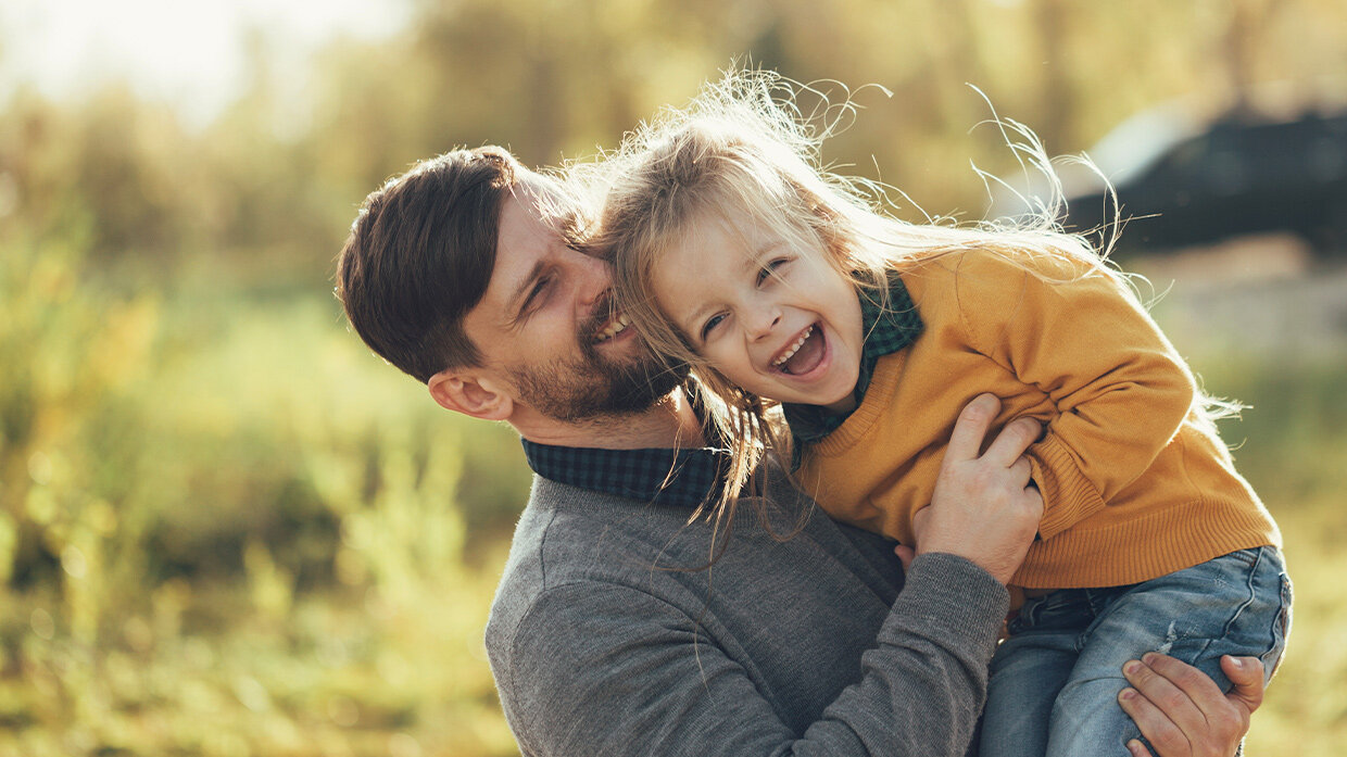 Jeune fille et son père partageant un moment de complicité